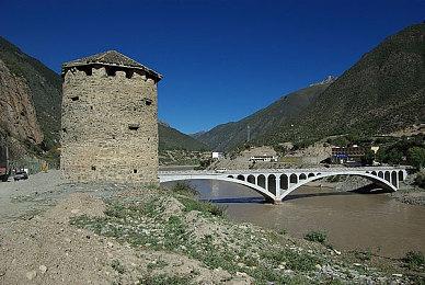 《自杀小队：消灭正义联盟》第一赛季实机 3月28日上线